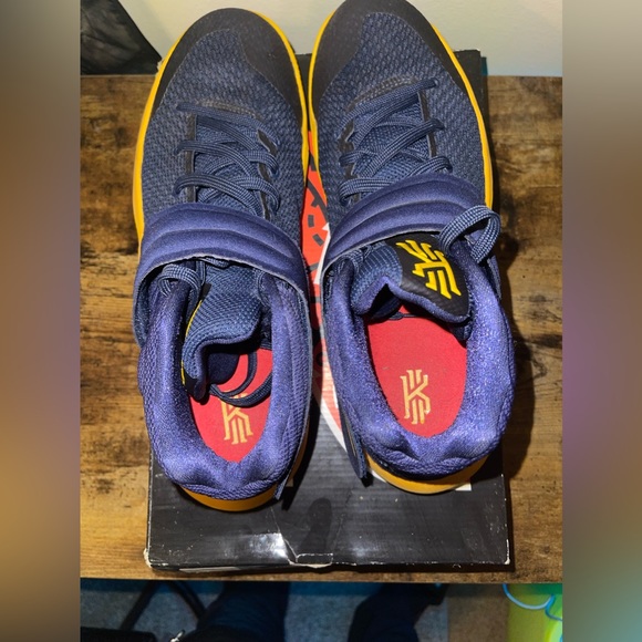 Nike Kyrie 2 “ Cavs “ - Picture 2 of 7